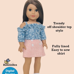 Op de afbeelding: Een digitaal naaipatroon voor een poppenrok en een top. De rok is roze en wit met een knoopsluiting. De top is blauw met een bloemenprint en een off-shoulder stijl. Het patroon heet "Lilium Skirt & Top".
