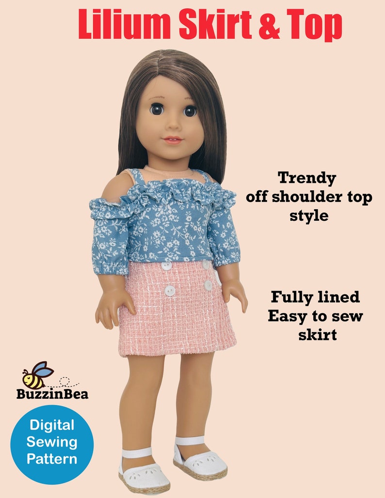 Op de afbeelding: Een digitaal naaipatroon voor een poppenrok en een top. De rok is roze en wit met een knoopsluiting. De top is blauw met een bloemenprint en een off-shoulder stijl. Het patroon heet "Lilium Skirt & Top".