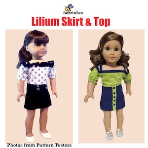 Op de afbeelding: Twee poppen dragen een rok en topset genaamd "Lilium Skirt & Top" van BuzzinBea. De pop links draagt een wit en blauw paisley print top met een zwarte ruche en een zwarte rok met witte knopen. De pop rechts draagt een groen en wit stippen top met een donkerblauwe rok en witte knopen.