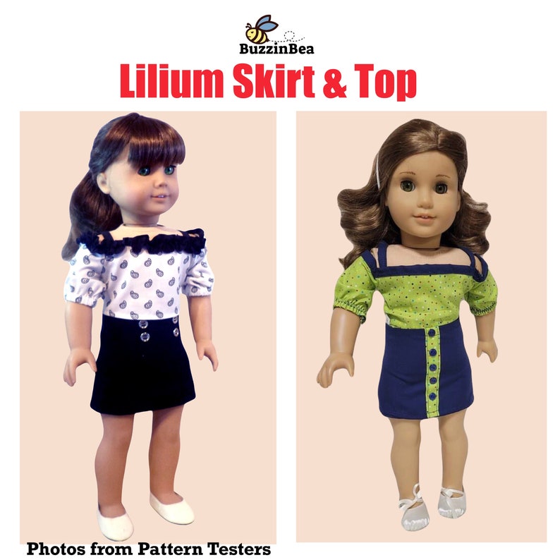 Op de afbeelding: Twee poppen dragen een rok en topset genaamd "Lilium Skirt & Top" van BuzzinBea. De pop links draagt een wit en blauw paisley print top met een zwarte ruche en een zwarte rok met witte knopen. De pop rechts draagt een groen en wit stippen top met een donkerblauwe rok en witte knopen.