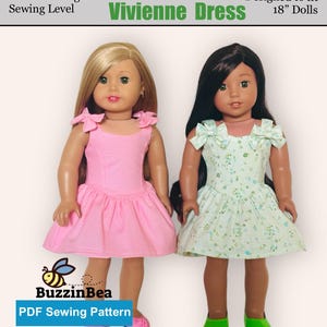 Può includere: Due bambole di 45,7 cm con abiti. Una bambola indossa un vestito rosa a pois, l'altra un vestito floreale verde chiaro. Gli abiti hanno fiocchi sulle spalle. Il testo "Vivienne Dress" è visibile. Modello di cucito.