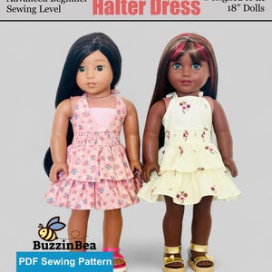 Puede incluir: Dos muñecas con vestidos halter. Una muñeca lleva un vestido floral rosa, la otra un vestido floral amarillo. Los vestidos están diseñados para muñecas de 45,7 cm. La imagen incluye el texto "Halter Dress" y "PDF Sewing Pattern".