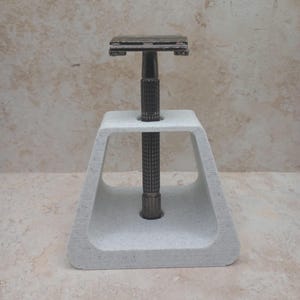 Stylish Safety Razor Holder | Modern Pyramid Stand for Him | Unique 3D Printed Gift Idea