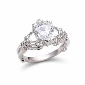 Gothic Schädel Claddagh Ring | Herz Moissanit Verlobungsring | Skelett Hand Ehering | Einzigartiger Alternative Versprechen Ring