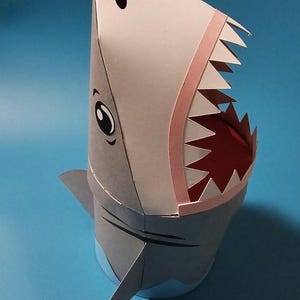 Archivo de descarga digital SVG 3D de cabeza de tiburón. Instrucciones de montaje con imágenes. Para manualidades de papel para fiestas infantiles, latas de Pringles, regalos, dulces y cajas decorativas