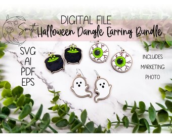 Puede incluir: Un conjunto de seis pendientes colgantes de Halloween. Los pendientes están hechos de madera y presentan un caldero con poción verde, un ojo espeluznante y un fantasma. Los pendientes se muestran sobre una superficie blanca con follaje verde.