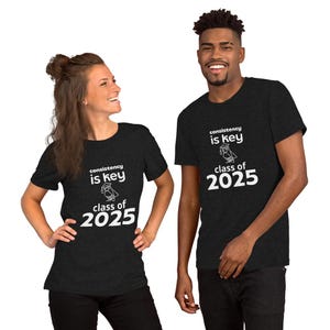Clase de Graduación de 2025 l Último año l Universidad l Preparatoria l La constancia es clave l Búho l Académico l Estudiante l Camiseta unisex l Graduación