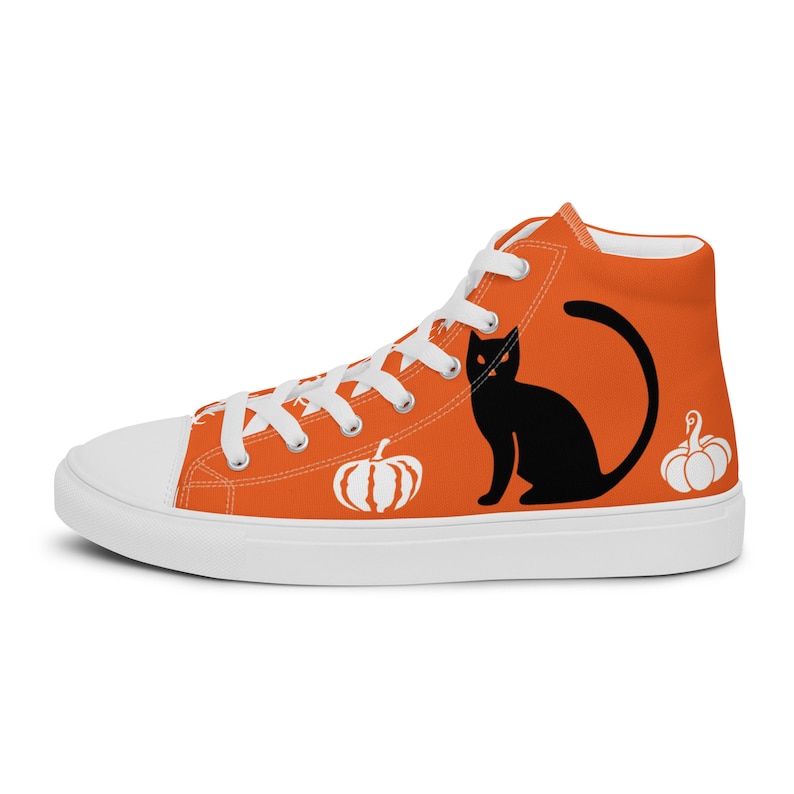 Puede incluir: Zapatillas altas de lona naranja con cordones blancos y suela blanca. Las zapatillas presentan una silueta de gato negro y gr&aacute;ficos de calabazas blancas, perfectas para Halloween o el oto&ntilde;o. Un accesorio divertido y festivo.