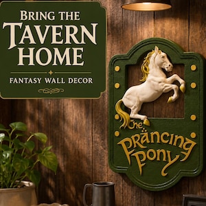 Pode incluir: Uma placa de parede retangular verde com um cavalo branco esculpido com crina e cauda amarelas em pose de empinar. A placa exibe o texto The Prancing Pony em letras amarelas em relevo, acentuado por pequenos pinos circulares amarelos.