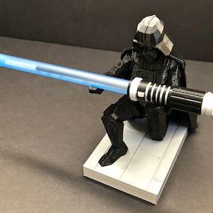 Portalápices de Darth Vader (incluye bolígrafo sable)/Decoración de escritorio de Star Wars/Regalo para fans de Star Wars/Regalo de ciencia ficción por menos de 20 dólares