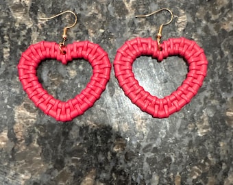 Pendientes de corazones rojos, ideales como regalo de Navidad.