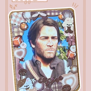 Pode incluir: Uma foto emoldurada com um homem de cabelo castanho e barba, rodeada por enfeites decorativos. A moldura inclui várias formas e padrões em tons de castanho e branco, com a palavra "Coffee" no topo.