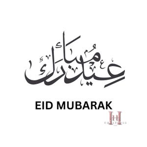 Può includere: Uno sfondo bianco con calligrafia araba nera e il testo inglese "EID MUBARAK". La calligrafia è ornata e stilizzata, con un design fluido ed elegante. Il testo è in grassetto, carattere sans-serif.