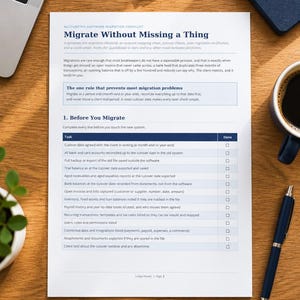 Puede incluir: Un documento impreso en blanco titulado Accounting Software Migration Checklist: Migrate Without Missing a Thing. La página contiene una lista de tareas con casillas de verificación para la preparación de la migración, incluyendo conciliación bancaria.