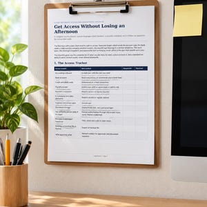 以下が含まれることがあります： Get Access Without Losing an Afternoonというタイトルの白い書類を挟んだ茶色の木製クリップボード。ページにはThe Access Trackerという表があり、必要なアクセス、最適な方法、リクエスト済み、受信済みの列が含まれています。