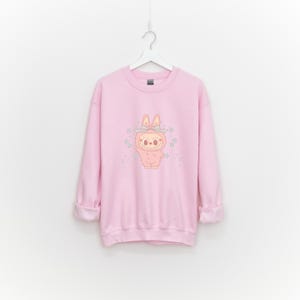 Labubu Monster Crewneck Sweatshirt, Kawaii Pullover Pullover, Niedlicher Cartoon Charakter Pullover, Labubu Gildan Pullover, Labubu Grafik Top