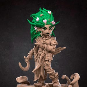 Puede incluir: Una figura en miniatura de un personaje de fantasía con cabello verde adornado con flores rosas. La figura está vestida con una armadura y sostiene una cuchilla curva. La base presenta detalles esculpidos. La figura es de "Bite the Bullet".