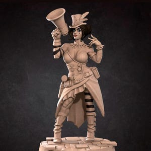 Puede incluir: Figura detallada de una mujer con un atuendo de inspiración steampunk, sosteniendo un megáfono. Lleva un sombrero de copa, corsé y un abrigo largo. La figura se encuentra sobre una base de adoquines. El logo "Bite the Bullet" es visible.