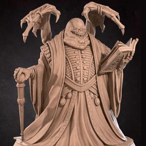 Può includere: Statuetta beige di una figura in abito che tiene in mano un libro e un bastone. Due mani artigliate emergono da dietro la testa della figura. La figura ha un volto grottesco ed è in piedi su una base circolare. Il logo "Bite the Bullet" è visibile.