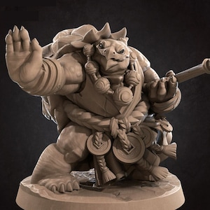 Peut inclure: Une figurine miniature détaillée et peinte à la main représentant une créature ressemblant à une tortue vêtue d'une robe et tenant un bâton. La figurine est peinte dans des tons de brun et de beige, avec des détails complexes sur les vêtements et les accessoires.