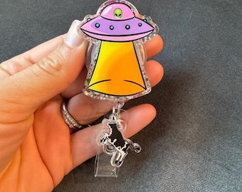 Carrete de insignias divertido de extraterrestre y vaca