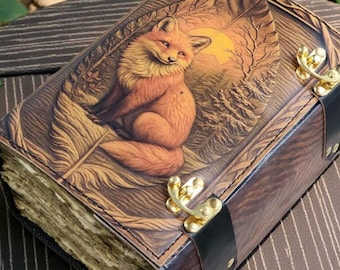 Grimório artesanal em couro de raposa – Livro das Sombras da Floresta com relevo