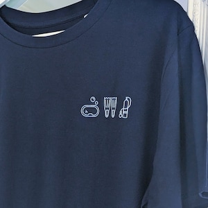 Könnte beinhalten: Ein dunkelblaues T-Shirt mit einem weißen Umriss einer Tauchermaske, Flossen und eines Schnorchels auf der Vorderseite.