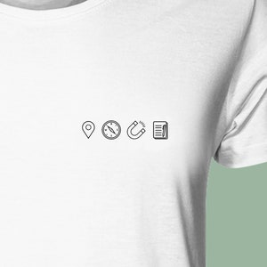 Op de afbeelding: Een wit T-shirt met vier zwarte iconen: een locatiepin, een kompas, een magneet en een document met een pen.