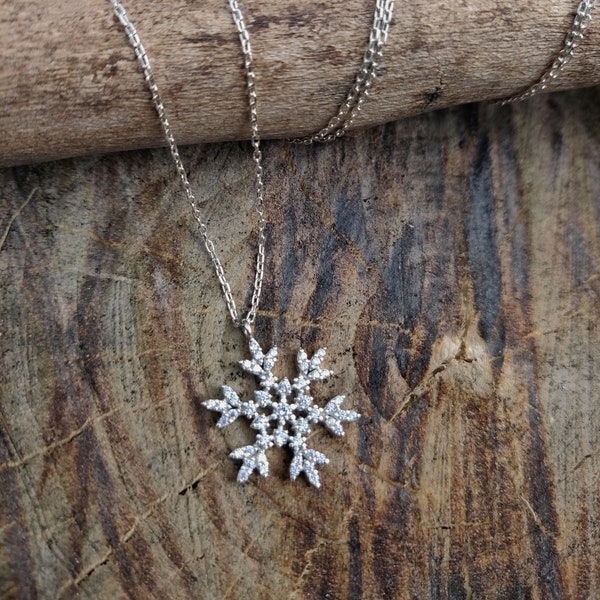 Silver snowflake necklace / Winter Necklace / Snowflake Pendant / Sparkly Dainty necklace / Shiny Sterling Silver/valentines day, girlfriend