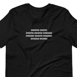 Może przedstawiać: Czarny T-shirt z białym tekstem, który brzmi "01001110 01101111 01101110 00101011 01100101 01101110 01100001 01110010 01110100 01110001".
