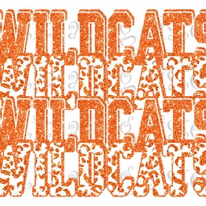 Può includere: Design di testo glitterato arancione che ripete la parola "WILDCATS". Alcune lettere presentano un motivo leopardato. Il design è su sfondo bianco. Il testo è in grassetto e facile da leggere.