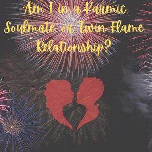Può includere: Una copertina di un quaderno con sfondo scuro e fuochi d'artificio. Il testo recita "Am I in a Karmic, Soulmate or Twin Flame Relationship?" in scrittura gialla. Una silhouette rossa di due profili forma un cuore.