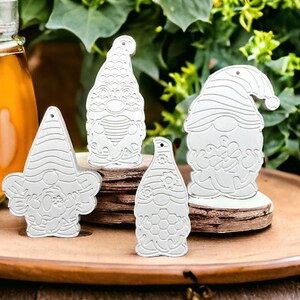 4er Set detaillierte Wichtelanhänger Silikon Gießform mit Bienen und Honig Motiven.