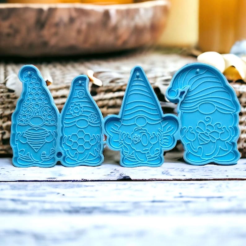 4er Set detaillierte Wichtelanhänger Silikon Gießform mit Bienen und Honig Motiven.