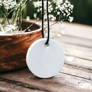 12er Set runde Anhänger Silikon Gießform.
Silikonform zur Herstellung von Geschenkanhängern zum beschriften, bestempeln und bemalen, Schmuck, Schlüsselanhängern, Kerzenwachs Duftaufhängern und vielem mehr.
