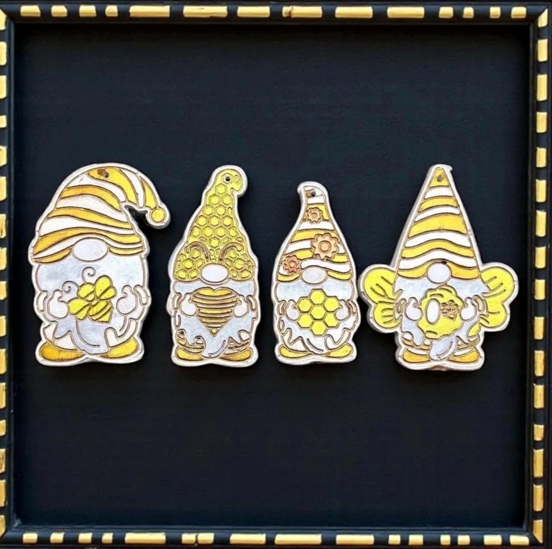 4er Set detaillierte Wichtelanhänger Silikon Gießform mit Bienen und Honig Motiven.