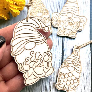 4er Set detaillierte Wichtelanhänger Silikon Gießform mit Bienen und Honig Motiven.