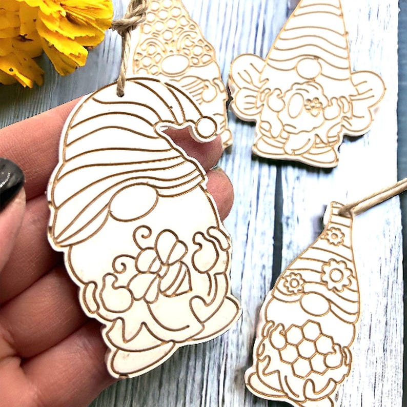 4er Set detaillierte Wichtelanhänger Silikon Gießform mit Bienen und Honig Motiven.