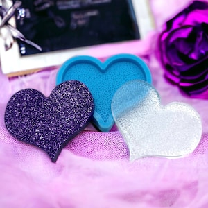 Heart shaped silicone casting mold with surface structure, for resin, concrete, clay, plaster pour mould for keychains, jewelry, gift tags.