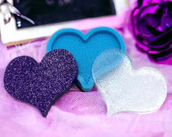 Heart shaped silicone casting mold with surface structure, for resin, concrete, clay, plaster pour mould for keychains, jewelry, gift tags.