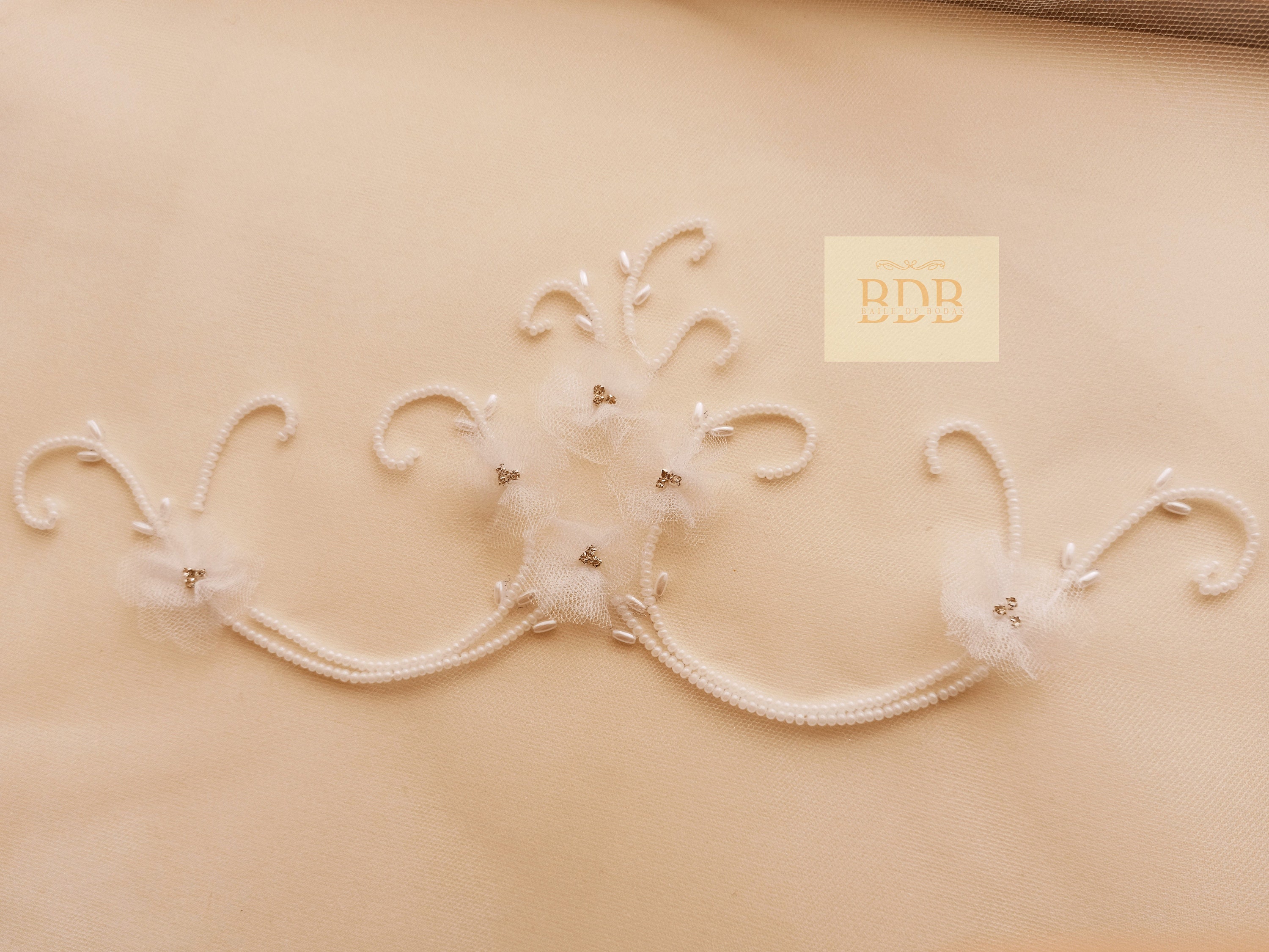 Klassischer Schleier mit Blumendetails