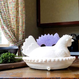 Puede incluir: Una taza de cer&aacute;mica blanca con un asa negra y el texto "But First, Coffee" en un estilo manuscrito. La taza est&aacute; sobre una superficie blanca. La taza mide 10 cm de alto.