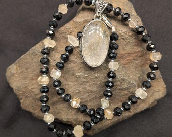 Colgante de cuarzo rutilado amarillo en plata 925. El collar está hecho de cuarzo rutilado amarillo, turmalina negra y hematita plateada.