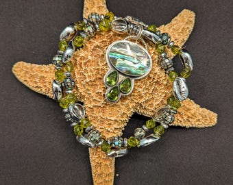 TRIBUTO AL AGUA Collar colgante de plata 925 de abulón y peridoto es de abulón, concha, peridoto y hematita plateada