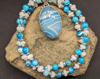El collar colgante de plata 925 de ágata con bandas azules es ágata con bandas azules, piedra lunar arcoíris y hematita plateada