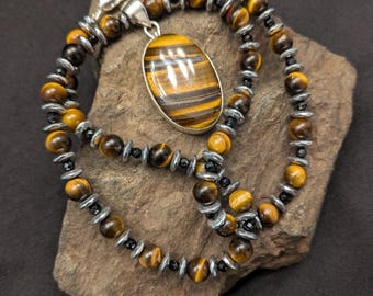 Colgante de ojo de tigre en plata 925. El collar está hecho de ojo de tigre, turmalina negra y hematita plateada.