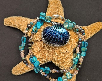 HOMENAJE AL AGUA- Collar colgante de plata 925 con concha azul galvanizada. Abulón, concha, perla negra, hematita, titanio y hematita plateada.