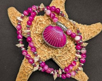 El collar colgante de plata 925 con concha galvanizada rosa TRIBUTO AL AGUA está hecho de ágata con bandas rosas, concha, rubí de Cachemira y hematita plateada.