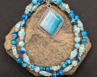 El collar con colgante de plata 925 de ágata con banda azul es ágata azul, larimar, piedra lunar arcoíris y hematita plateada