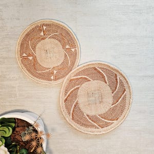 Juego de 2 cestas de pared africanas grandes de 30 cm y 35 cm hechas a mano, cestas de Zimbabue, decoración de pared bohemia, cestas de pared Binga